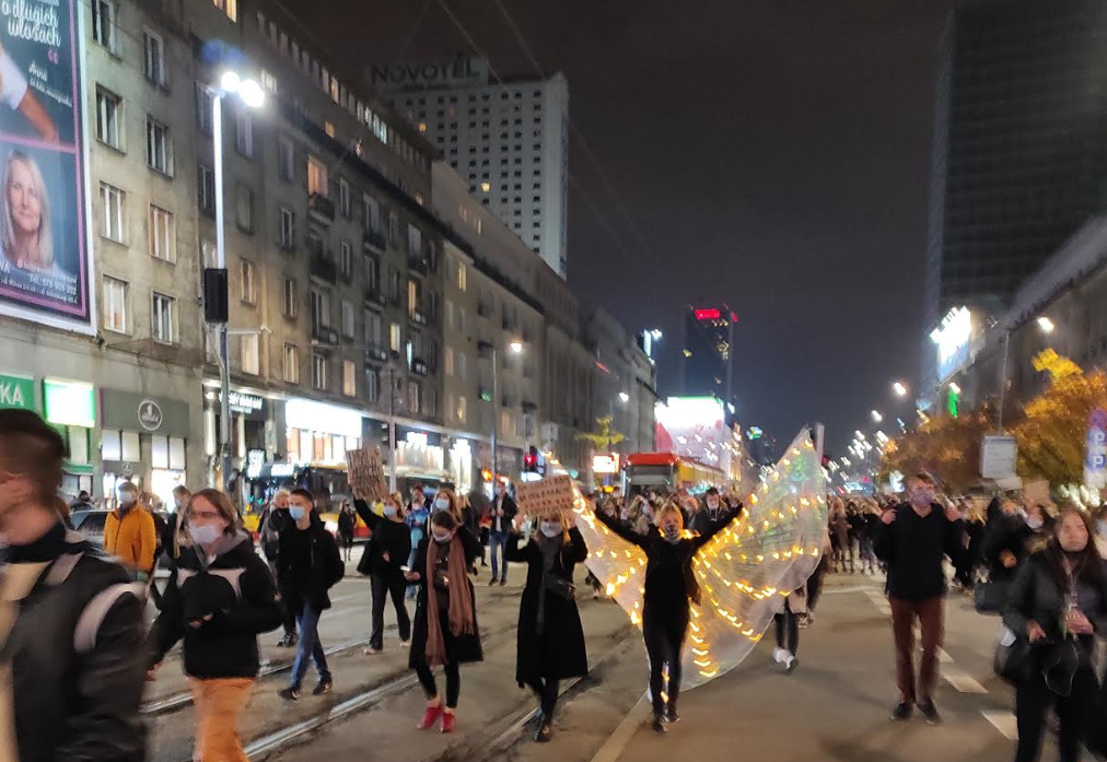 Si moltiplicano le proteste in Polonia, Varsavia assediata dai manifestanti