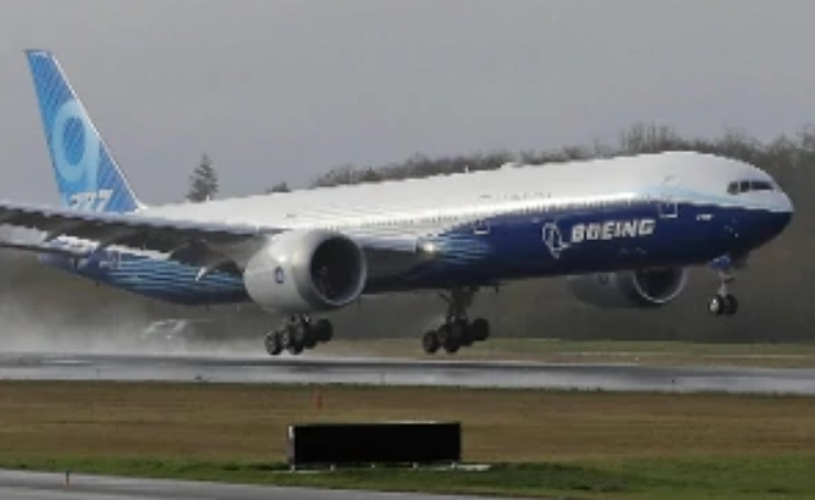 Atterraggio di emergenza di un Boeing 777 dopo un problema al motore