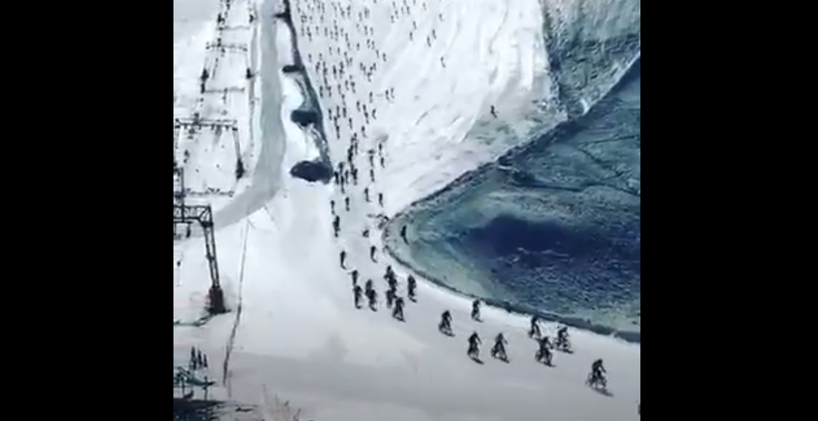Francia, il video della caduta di massa sul ghiacciaio durante la gara ciclistica “Mountain of Hell”