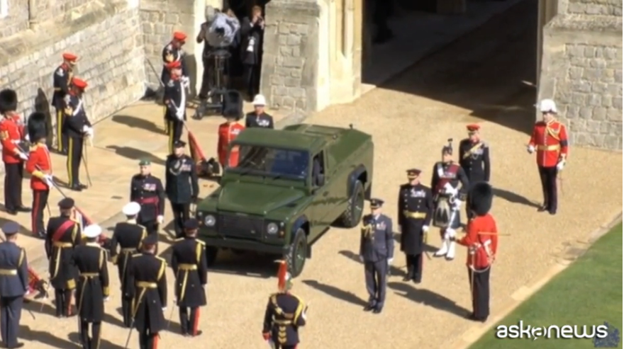 Funerali Principe Filippo, la Land Rover verde arriva a Windsor