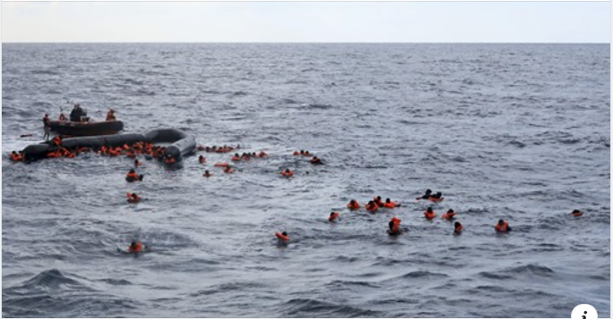 Migranti, nuovo dramma nel Mediterraneo: decine di corpi avvistati vicino a un barcone capovolto