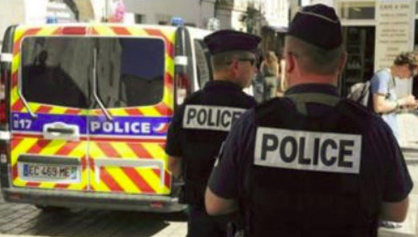 Paura terrorismo in Francia: accoltellata poliziotta