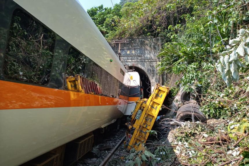 Treno deraglia a Taiwan: morti e feriti