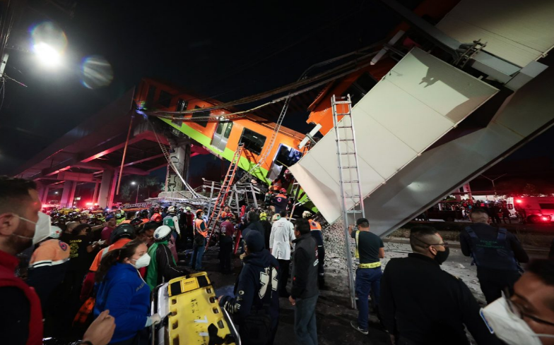 Crolla un ponte della metropolitana a Città del Messico: morti e feriti