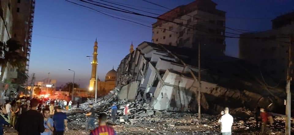 Gaza, palazzo di 12 piani crolla dopo un raid israeliano