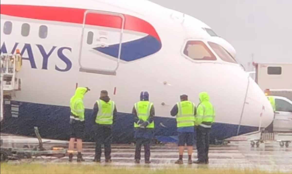 Guasto al carrello, aereo della British Airways urta col muso sulla pista