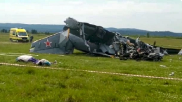 L’aereo dei paracadutisti si schianta al suolo dopo l’atterraggio: 9 vittime