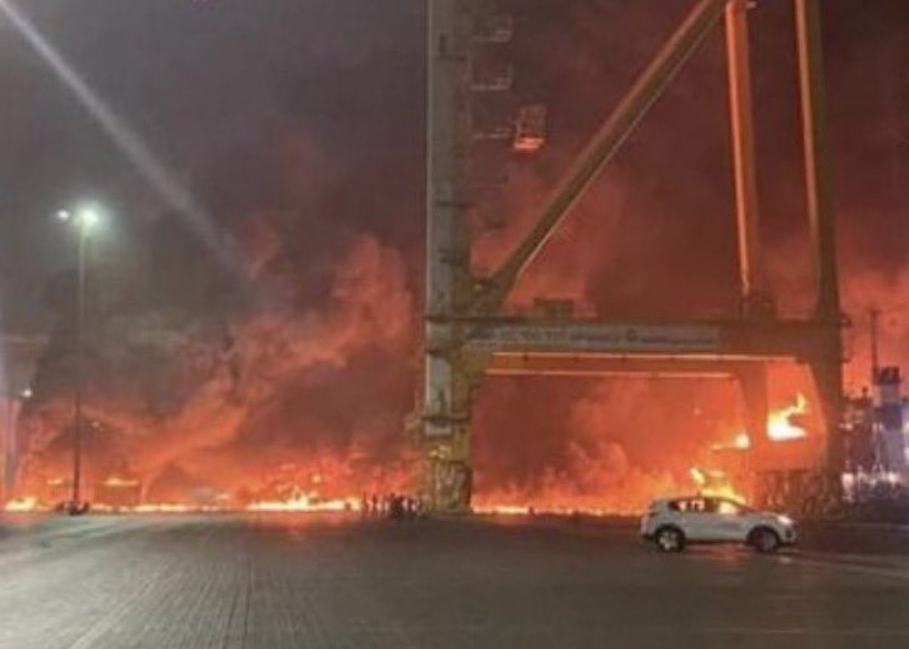 Grosso incendio nel porto di Dubai