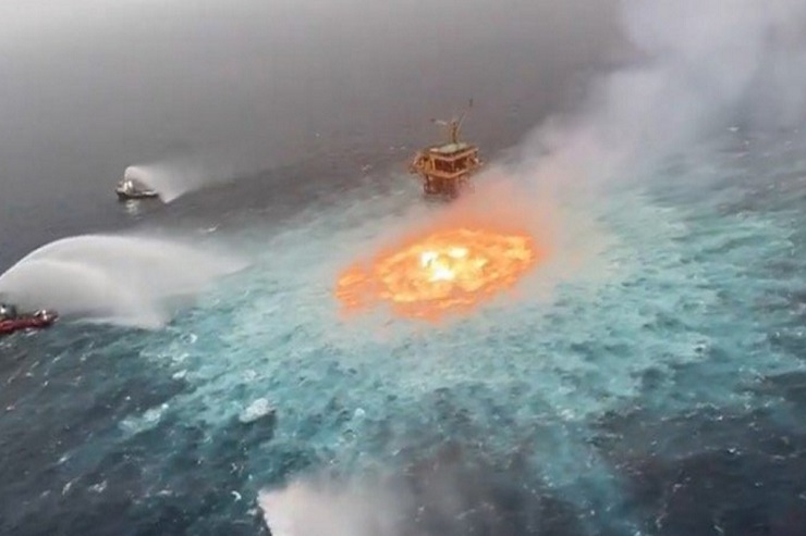 Inferno di fuoco per fuga di gas nel Mare del Messico