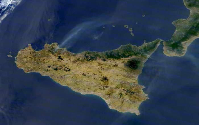Nasa fotografa colonna fumo degli incendi in Sicilia