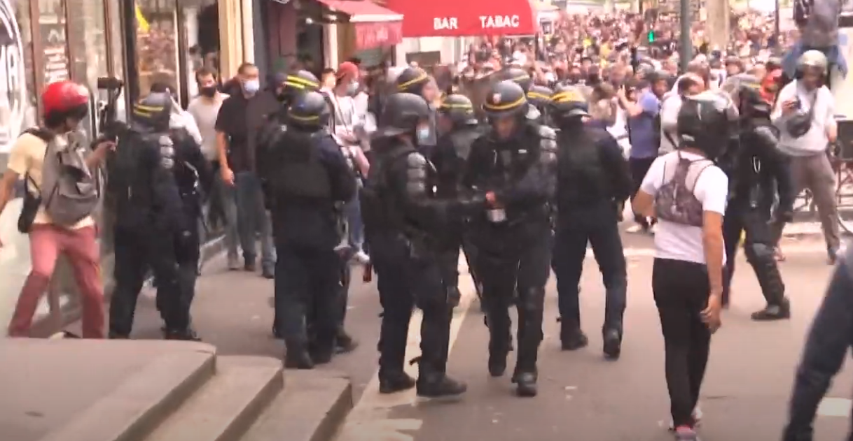 Francia: ancora in piazza contro il Green Pass. Tensioni a Parigi