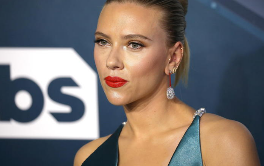 Scarlett Johansson fa causa a Disney per la diffusione online del suo ultimo film