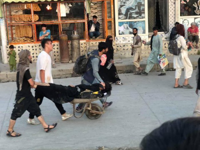 Kabul piomba nel terrore: “Almeno 90 morti. Uccisi 13 militari Usa”