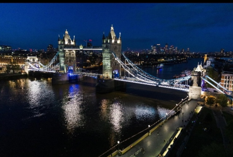 Caos a Londra, la Tower Bridge non chiude più per un problema tecnico: traffico in tilt