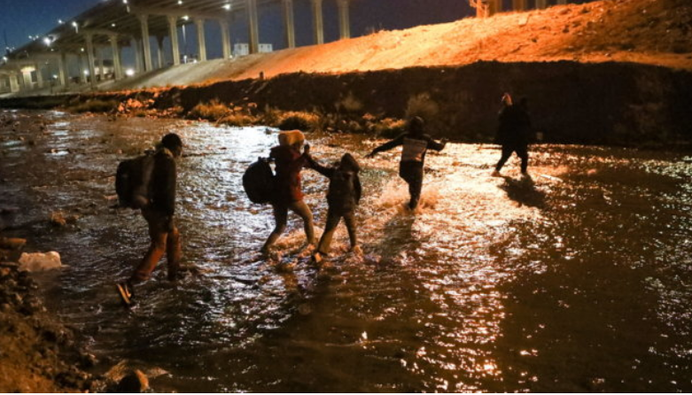 Oltre 8mila migranti haitiani accampati sotto un ponte in Texas