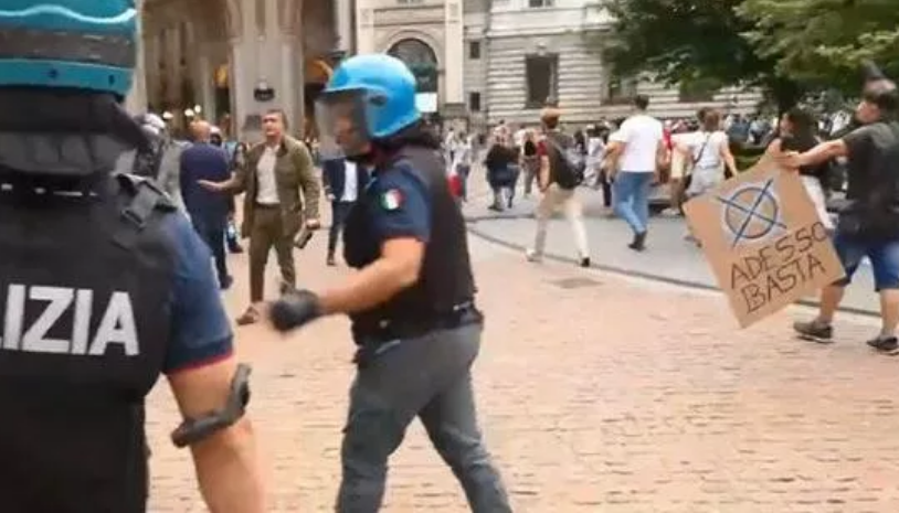 Milano, scontri tra manifestanti e polizia al corteo ‘No vax’