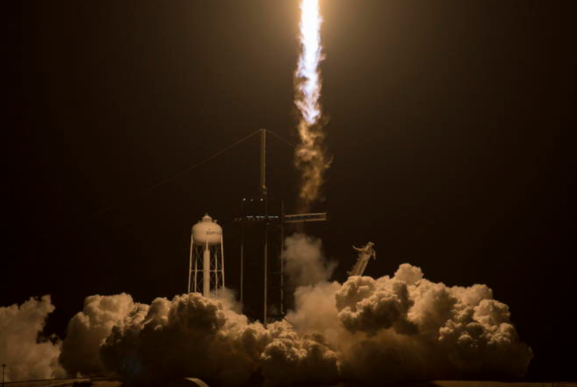 Decollato il razzo di SpaceX: il primo con soli turisti a bordo