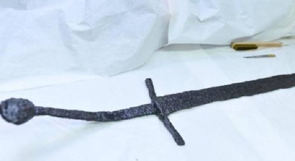 Spada crociata di 900 anni trovata da un subacqueo al largo della costa israeliana