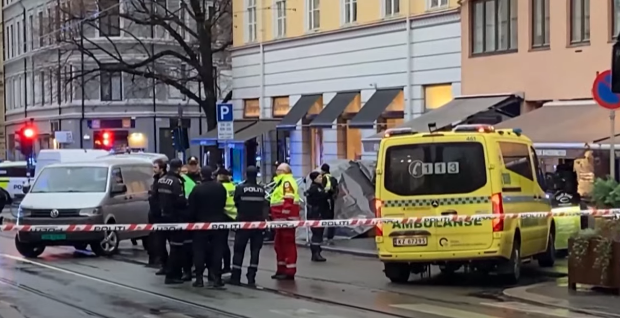Attacco ad Oslo. Uomo minaccia passanti, ucciso dalla polizia
