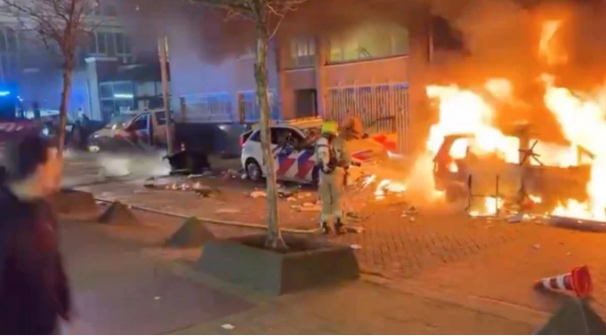 Rotterdam, montano le proteste contro il lockdown: feriti