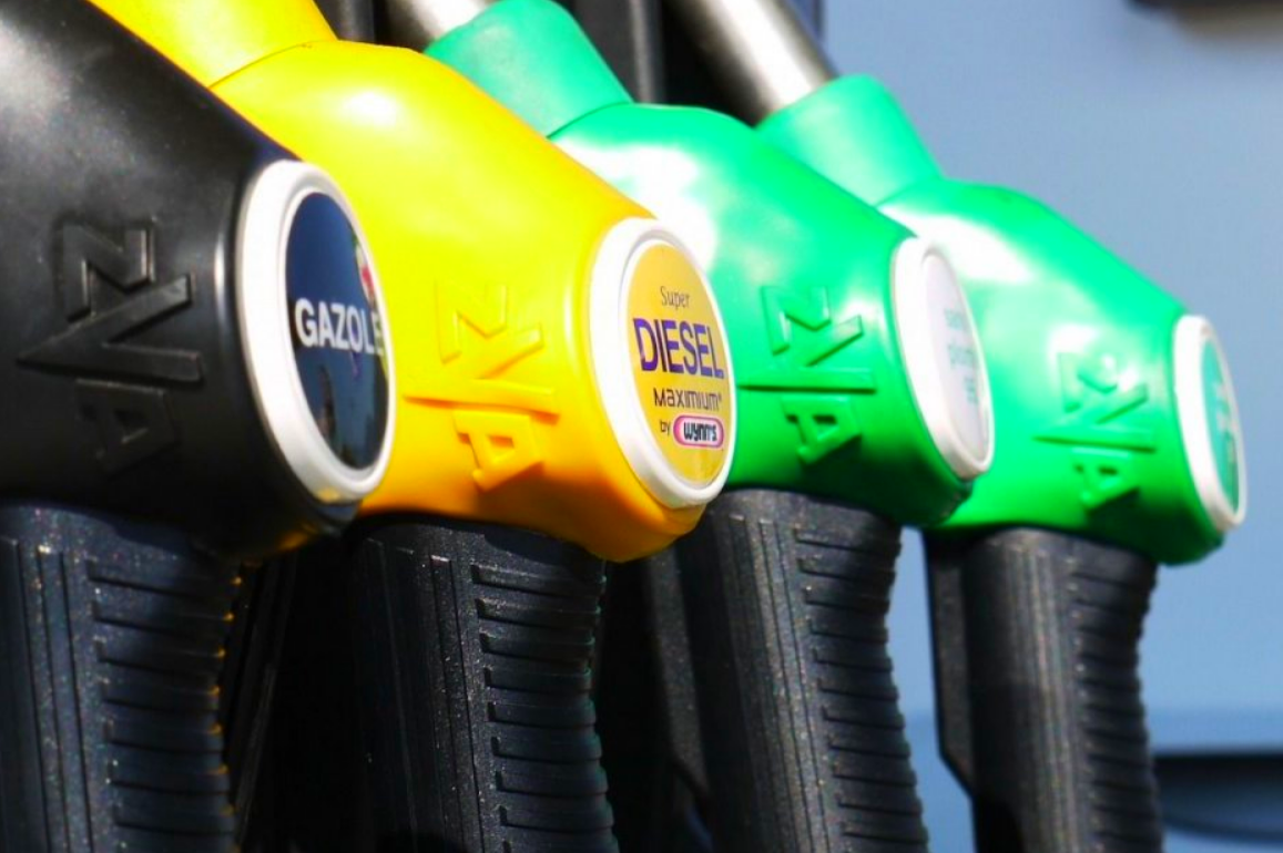L’Italia annuncia lo stop alla produzione di auto a carburanti tradizionali