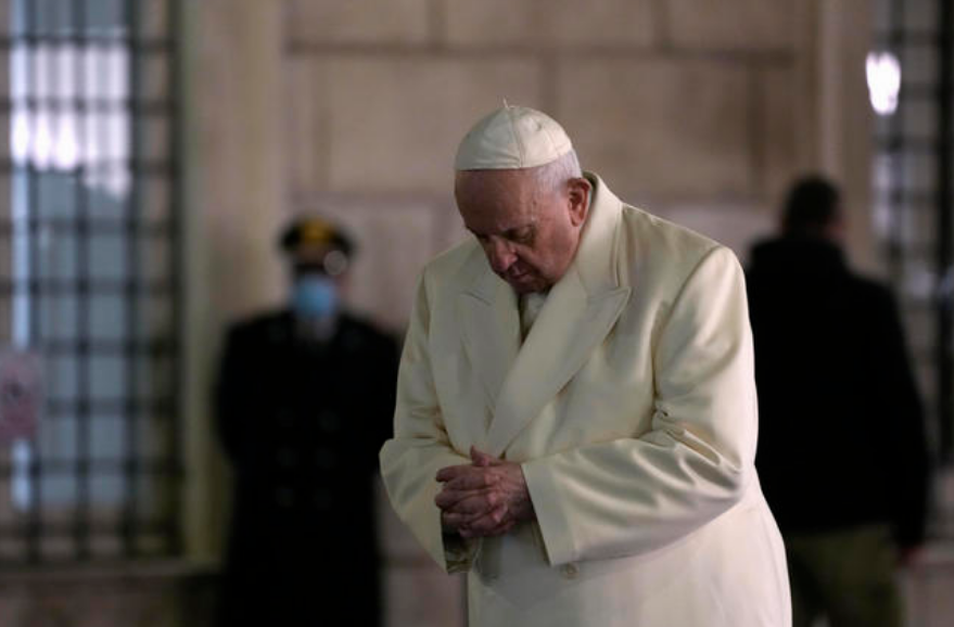 Papa rende omaggio all’alba alla Madonna in piazza di Spagna