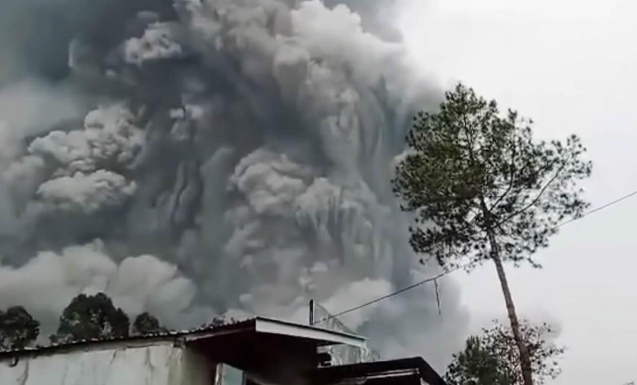 Eruzione del vulcano Semeru: il bilancio sale a 13 morti