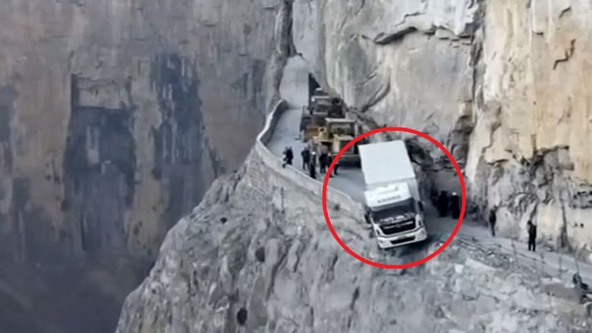 Cina, camion bloccato sull’orlo del precipizio a 100 metri d’altezza