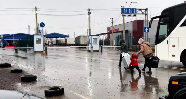 Ucraina, i civili lasciano il Donbass: code chilometriche sulle strade