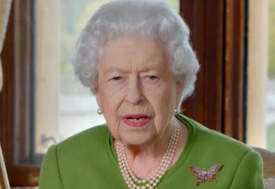La Regina Elisabetta è grave: figli e nipoti richiamati a Balmoral
