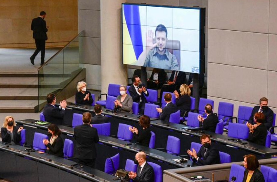Zelensky al Bundestag: “Ad ogni bomba si alza un muro con l’Europa”