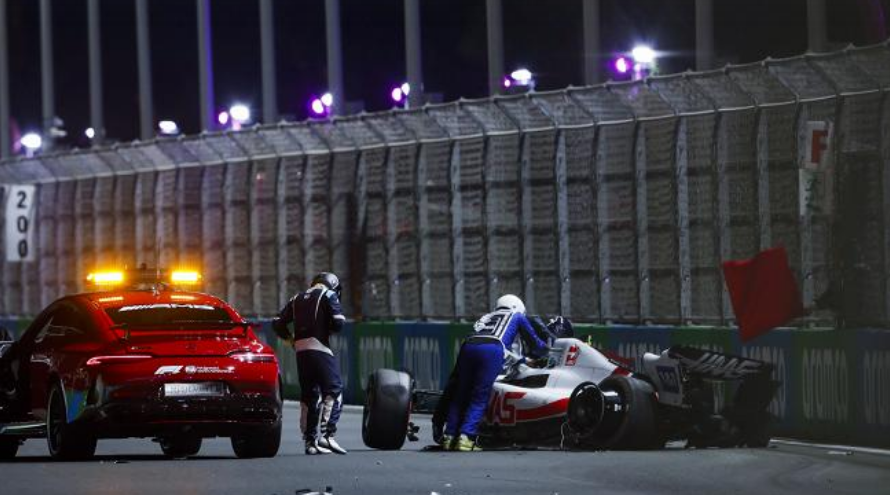 Paura per Mick Schumacher: si schianta contro un muro durante le prove del GP
