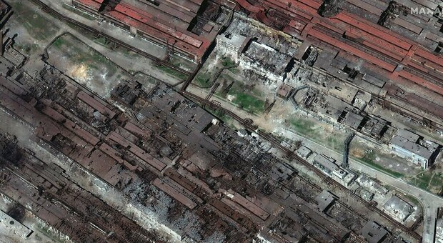 Le immagini satellitari dell’acciaieria di Mariupol devastata dai bombardamenti