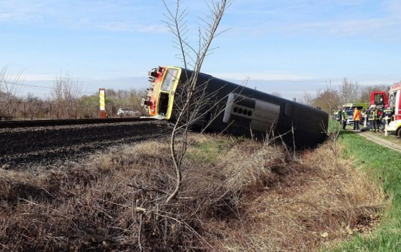 Impatto mortale tra camion e treno: 5 morti