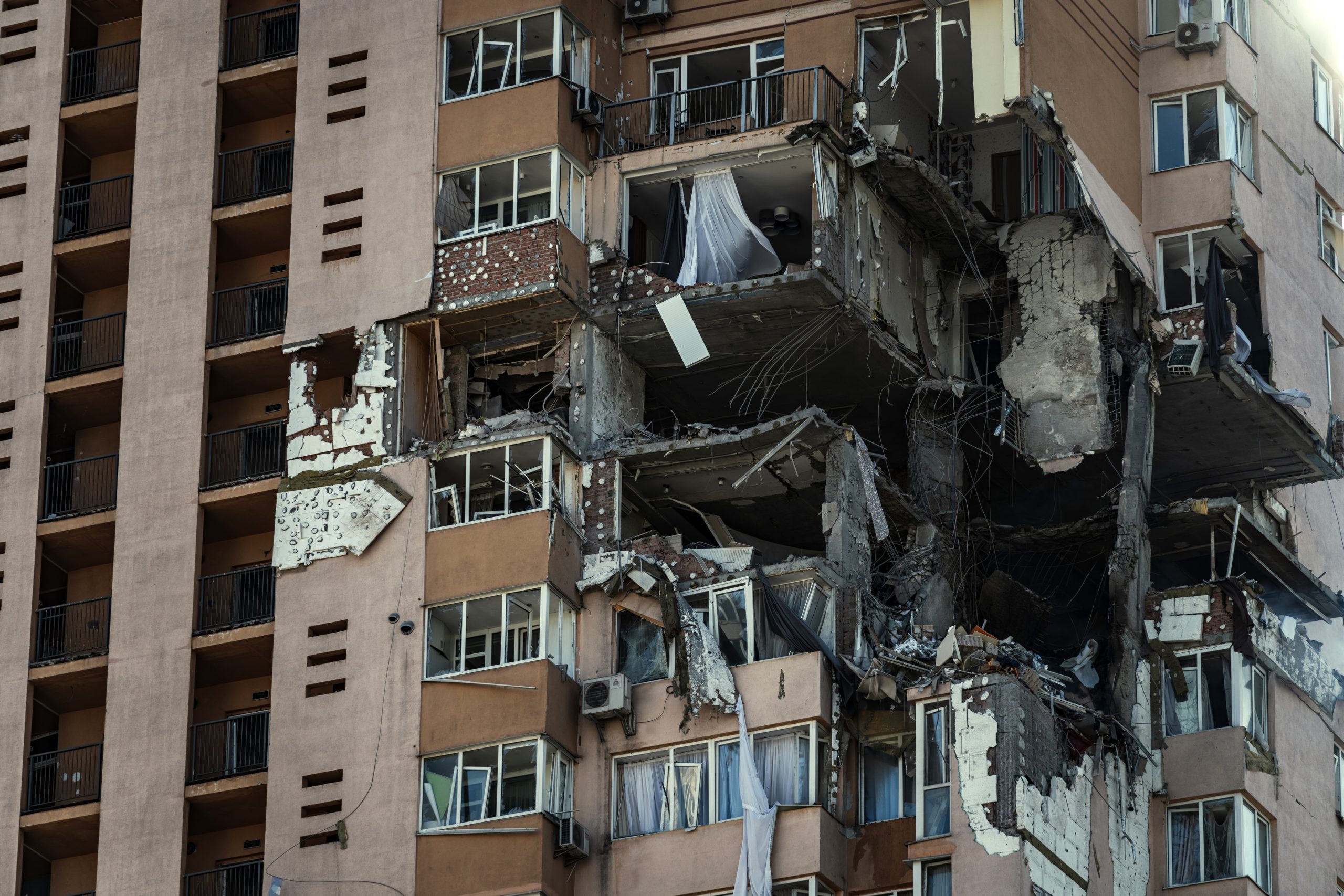 Missili su Kiev: feriti e dispersi tra le macerie