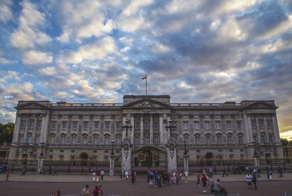 Morte Elisabetta: spunta un arcobaleno sulla folla assiepata a Buckingham Palace