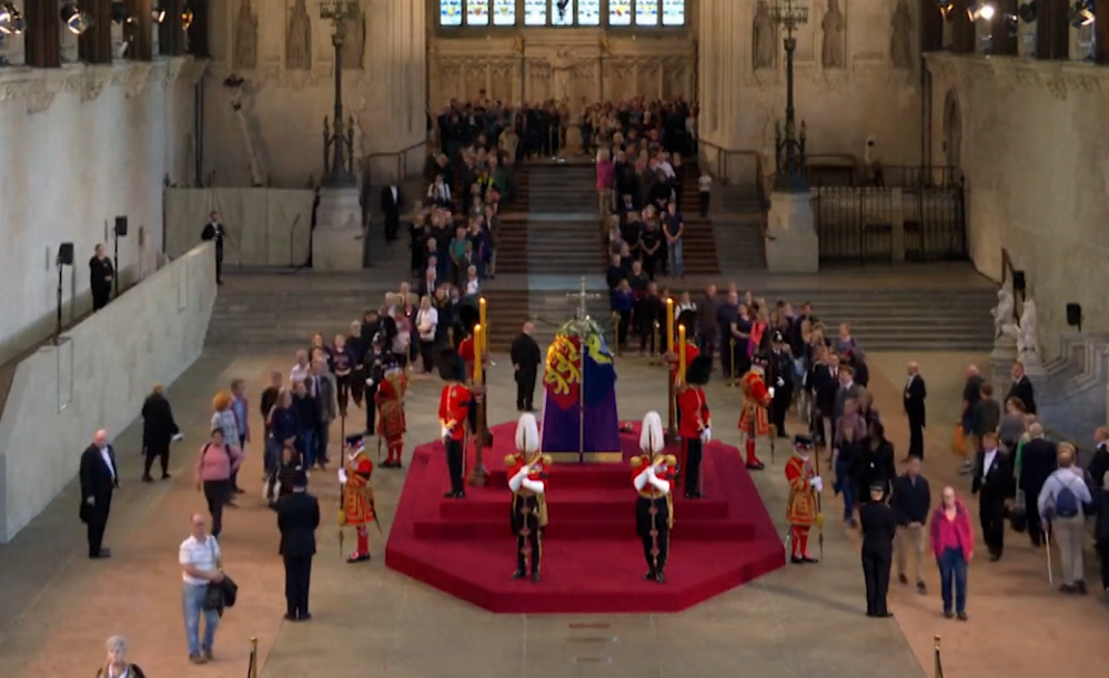 Il feretro di Elisabetta II nella Westminster Hall