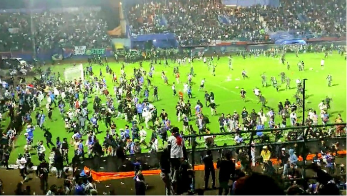 Indonesia, violenti scontri dopo la partita: almeno 180 vittime