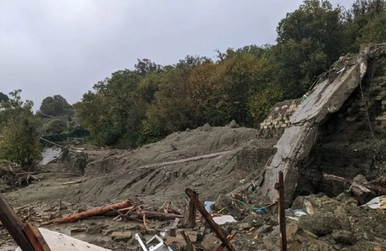 Casamicciola, si continua a scavare nel fango: 1 vittima e 11 dispersi