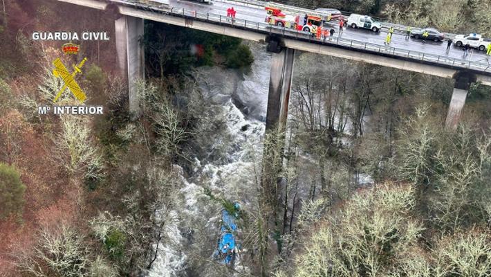 Spagna, bus cade in un fiume: 6 morti