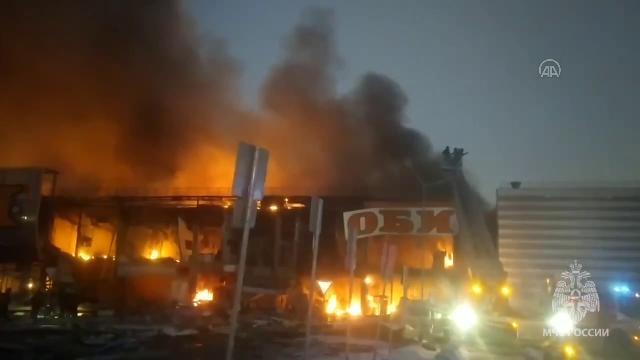 Mosca, centro commerciale in fiamme: 1 morto