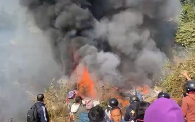 Nepal, aereo con a bordo 72 passeggeri si schianta su zona abitata