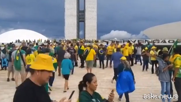 Brasilia, sostenitori Bolsonaro assaltano i palazzi del potere. L’ex presidente condanna gli attacchi