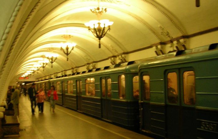 Mosca, panico in metropolitana: arrestato uomo