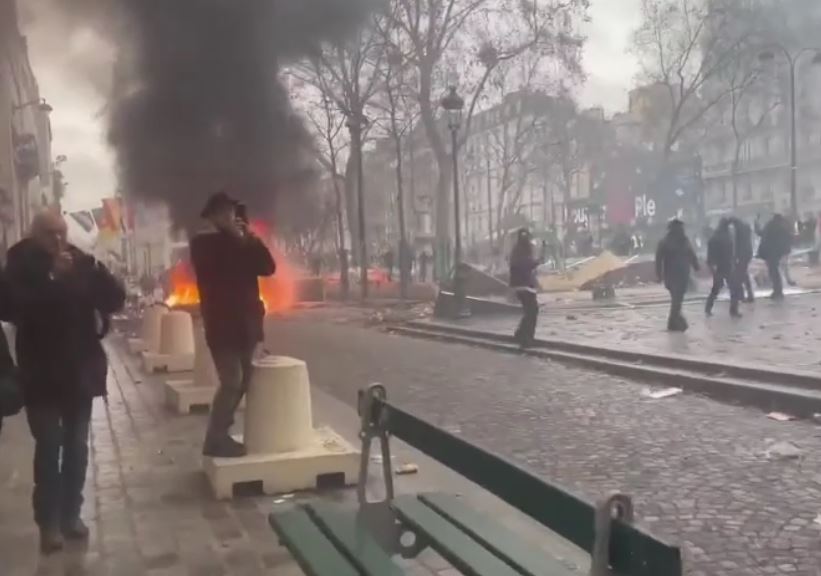 Parigi, scontri in piazza per la riforma delle pensioni: feriti 10 agenti, 200 arresti