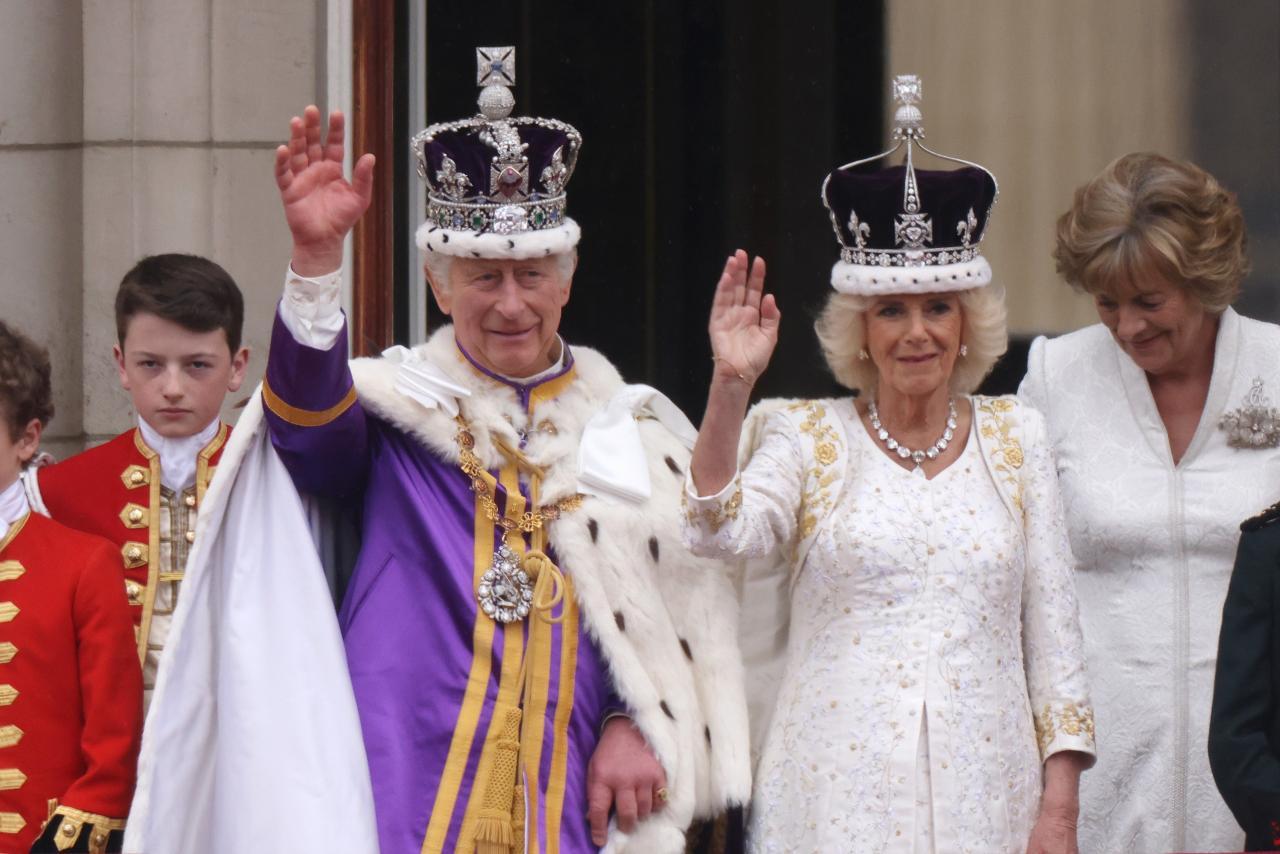 Re Carlo III saluta dal balcone di Buckingham Palace: il trono britannico ha il suo nuovo sovrano