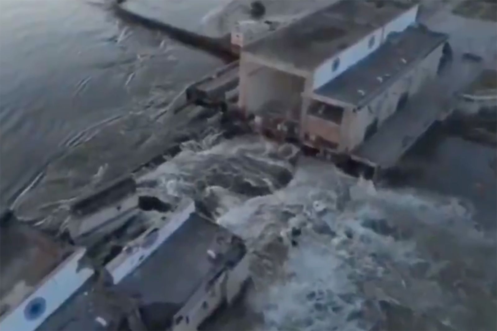 Ucraina, russi colpiscono la centrale idroelettrica di Kakhovka: rischio inondazioni