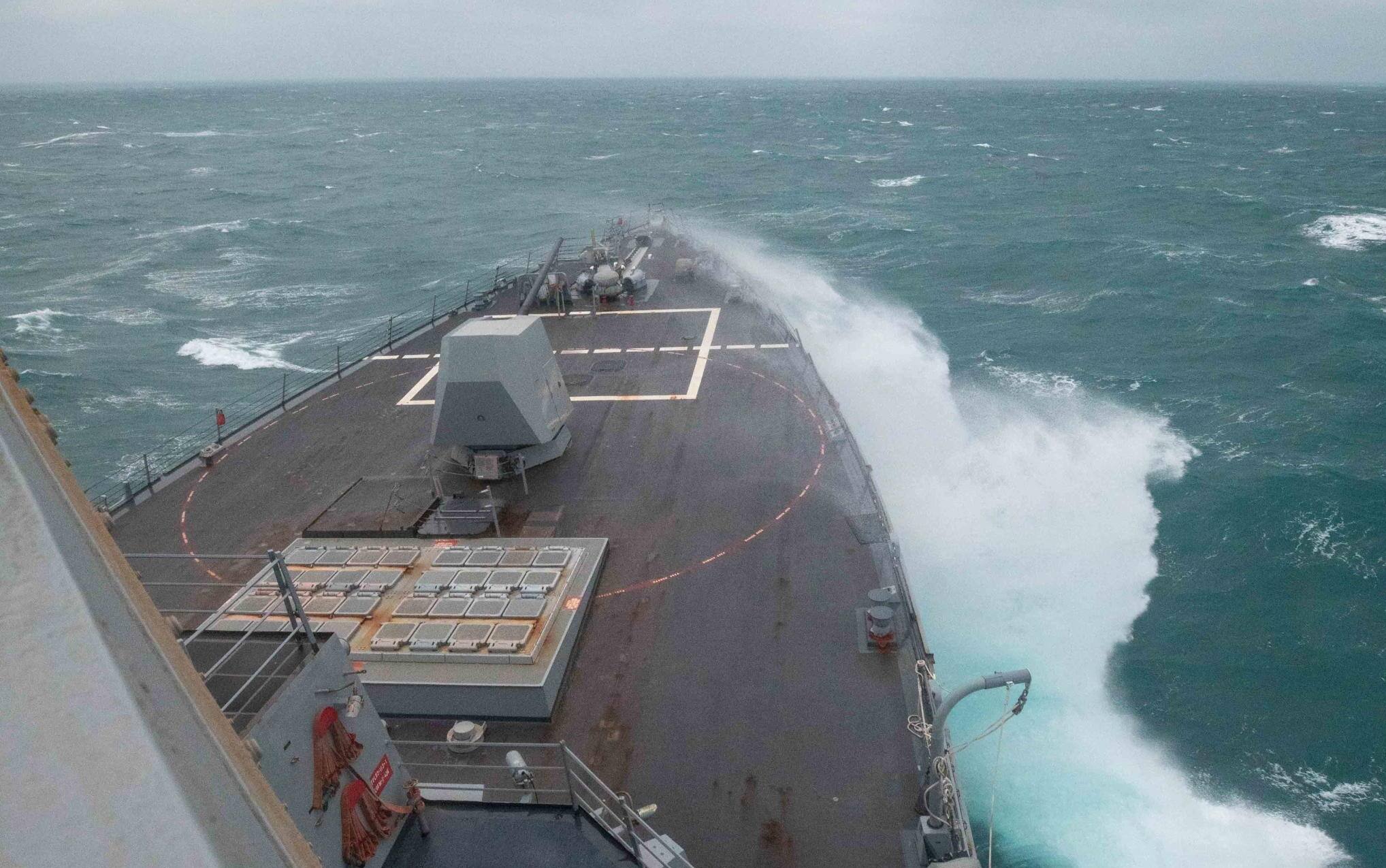 Tensione nello Stretto di Taiwan: nave militare Usa e imbarcazione cinese sfiorano la collisione