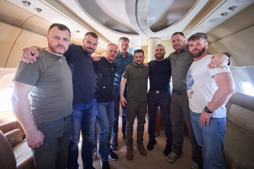 Ucraina, Zelensky torna a Kiev con militari catturati all’Azovstal