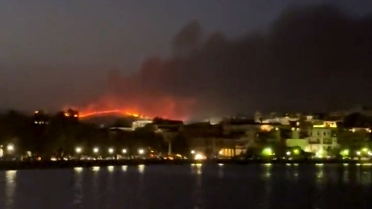 Incendi nelle isole greche di Rodi, Corfù ed Evia: notte di angoscia e perdite umane